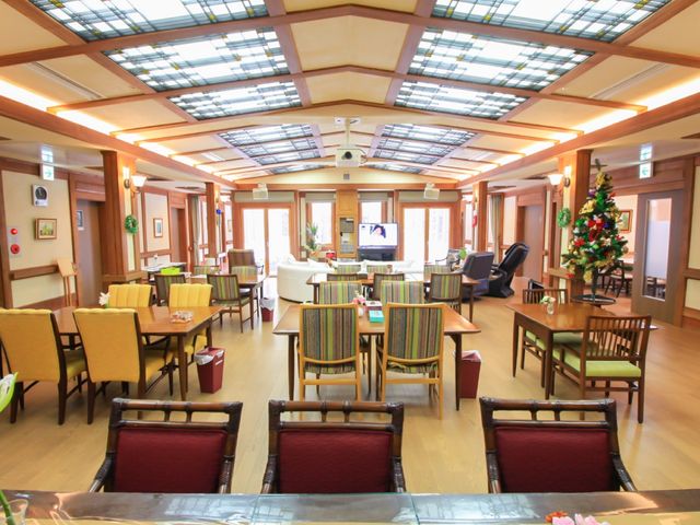 居心地の良い食堂の空間 食堂 ゆとりある食堂では、木の温もりを感じながらお食事ができ、大型テレビでのんびりとした時間を過ごせます。クリスマスツリーが季節の彩りを添えています。