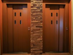 モダンなエレベーター門