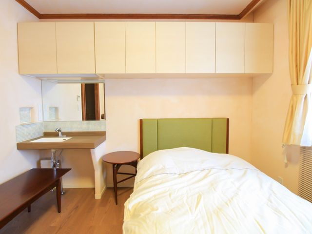 ベッドと洗面台のある居室 居室 シンプルなデザインの居室には、快適な眠りをサポートするベッドと、個人のケアをしやすい洗面台が備わっています。
