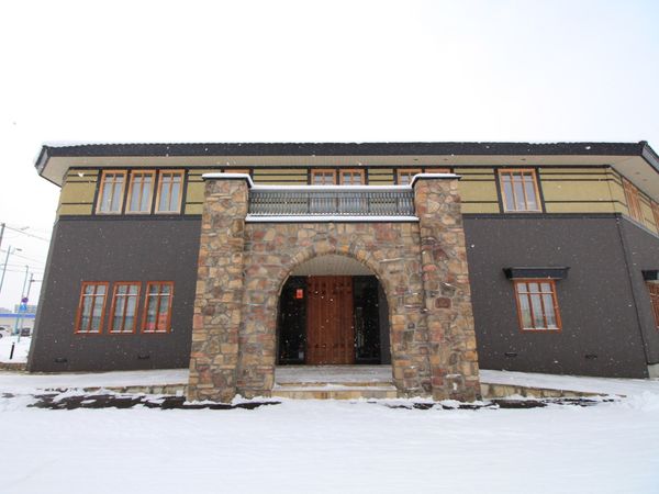 雪景色の建物外観