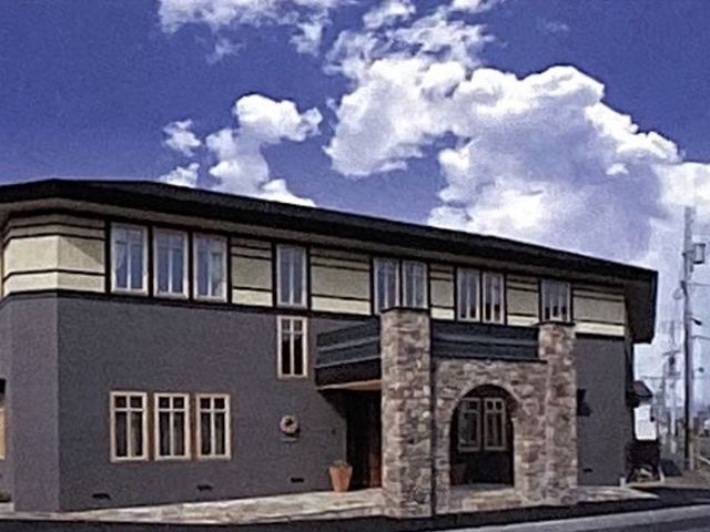 快適な外観の建物 外観 落ち着いた色合いの建物は、周りの環境に調和しながらも存在感を放っています。この場所での勤務は、日々の充実感につながるかもしれません。