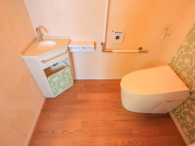 バリアフリートイレの内観 トイレ 手すりが設置された清潔感のあるトイレです。安心してお使いいただけるよう配慮された設備が整っています。
