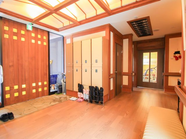 明るく広々とした玄関ホール エントランス 暖かみのある木材を使用したエントランスは、来訪者を温もりで迎えます。優雅な空間で、快適な職場環境をご提供いたします。