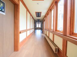 木目調の明るい廊下