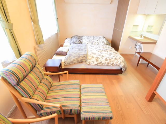 居心地の良い居室 居室 広々とした居室は、木の温もり溢れる内装で、日当たりも良好です。自分だけの時間を大切にしたい方にも適しています。
