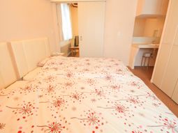 明るい居室のベッド