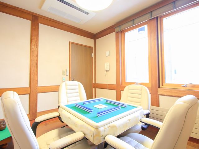 リハビリ設備が整った部屋 麻雀卓 明るく落ち着いた雰囲気の機能訓練室です。癒しとリラックスを提供する空間で、質の高いケアを目指しています。