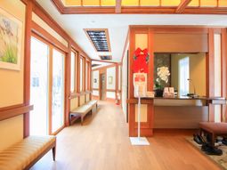 温かみのある明るいロビー