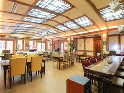 明るい食堂の様子