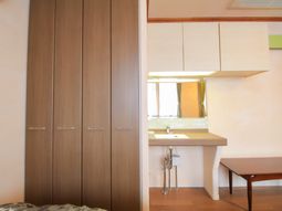 居室のクローゼットと洗面台