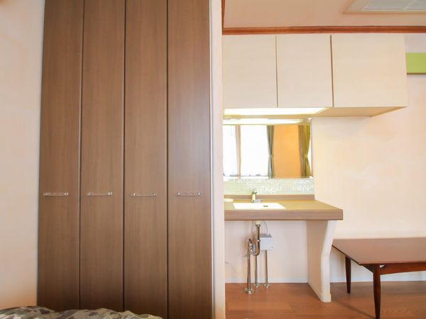 居室のクローゼットと洗面台