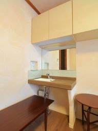 洗面台付きの明るい部屋