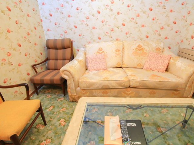 花柄壁紙の居室 カラオケルーム 温もりを感じる落ち着いた雰囲気の居室です。ゆったりとしたソファが配置され、リラックスした時間を過ごすことができます。