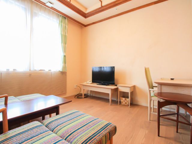快適な居室の様子 居室 ゆったりとした空間の居室です。日当たりが良く、テレビや机が完備されており、快適な私生活を送ることができます。