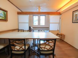 明るい雰囲気の食堂