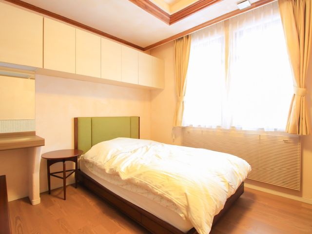 居心地の良い居室空間 居室 心地よい光が差し込む、温かみのある居室です。個々の生活スタイルに合わせてカスタマイズ可能な空間が提供されています。