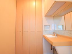 明るい洗面台と収納