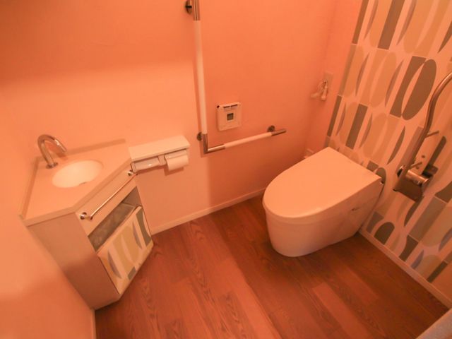 バリアフリートイレ トイレ 安全手すりを備えた清潔なトイレ空間です。利用者様の快適な日々に配慮された設計になっております。