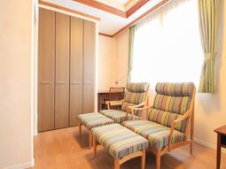 明るい居室の椅子とクローゼット