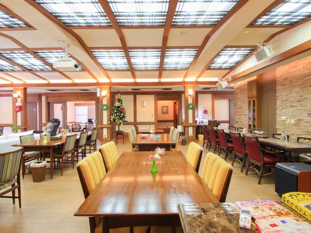 木目調ダイニングルーム 食堂 広々としたダイニングルームで、天井の高さが開放感を演出しています。木のぬくもりにあふれる空間で、ゆったりとしたお食事が楽しめます。