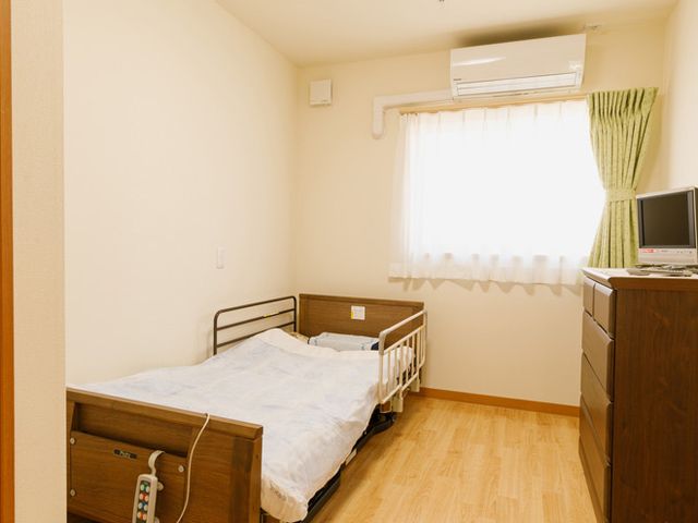 静かな個室の居室 居室 穏やかな個室で、自然光が差し込む明るい空間です。家具が整い、快適な生活をサポートします。