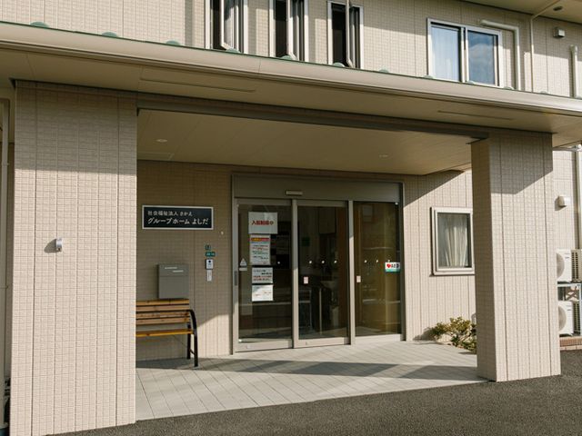 広々とした玄関の外観 エントランス 広々としたエントランスでは、自然の光が心地よく差し込む環境で職員の方々を迎えます。