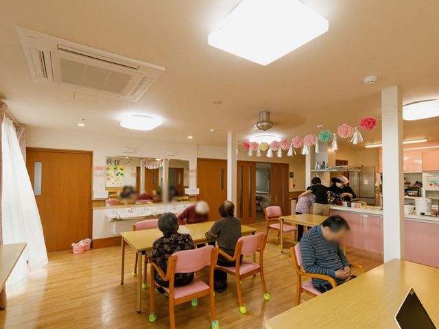 共有スペースの室内 ダイニングルーム 広々とした空間で、自然光がたっぷり差し込むくつろぎの場です。交流を楽しめる居心地が魅力的です。