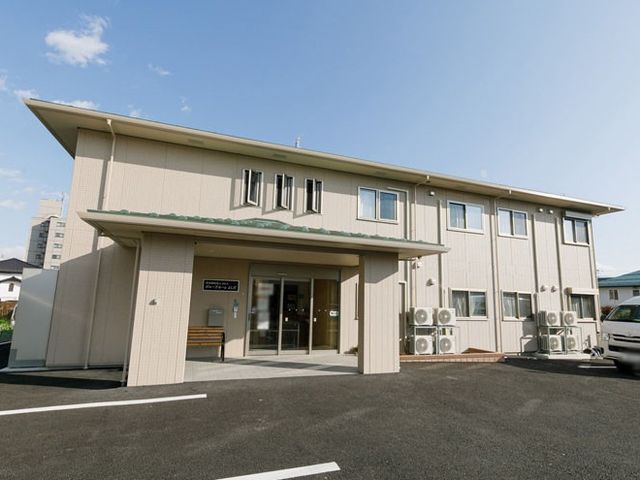 広々とした建物の外観 外観 広々とした建物のエントランスは車いすでも安心してご利用いただけます。