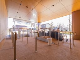 屋外の手すりとウォーカー