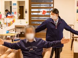 スタッフと運動する様子