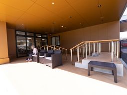 エントランスと座る人