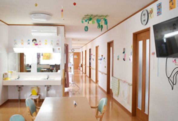 明るく清潔な施設の廊下