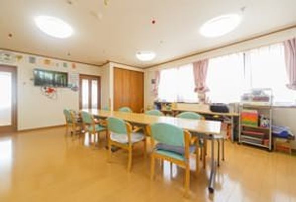 明るく広々とした食堂