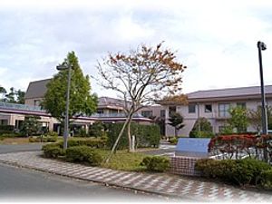 緑のある施設外観  