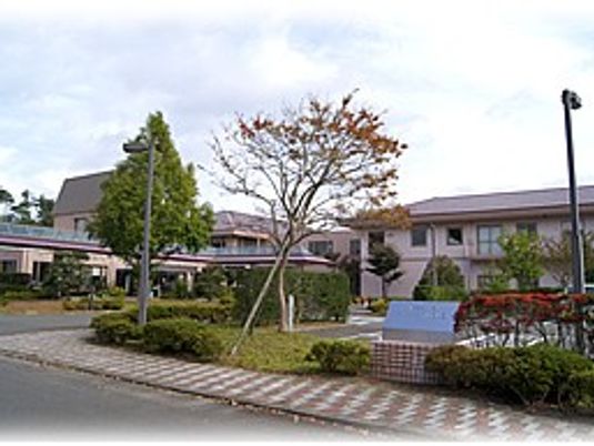 緑のある施設外観  
