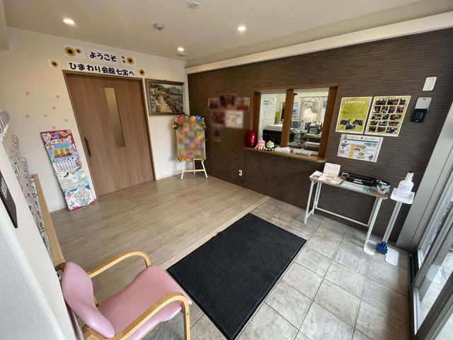 温かみのあるエントランス エントランス 心地よい雰囲気を感じるエントランスです。待合いスペースでは安らぎのひとときをご提供しています。