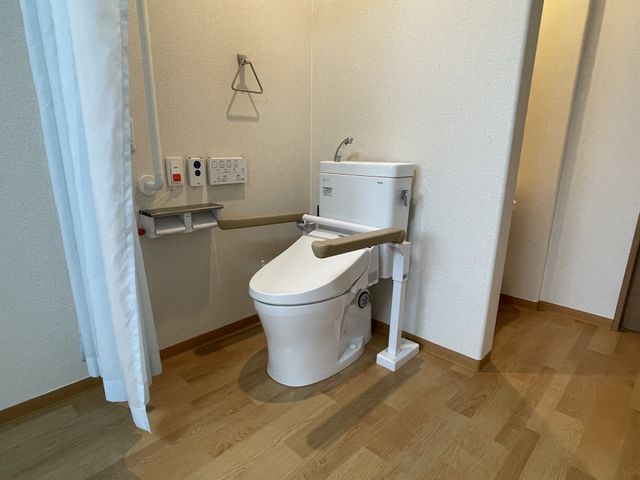 バリアフリー設計のトイレ トイレ 安全な手すり付きで清潔感のあるトイレです。利用者の方々の快適性を考えた設計になっています。