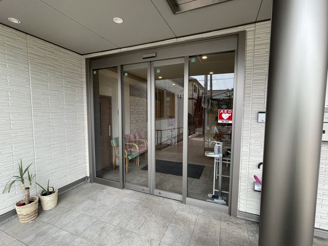 広々としたエントランス エントランス ガラス張りで開放感ある入口です。車椅子の方も安心してお入りいただけるようになっています。