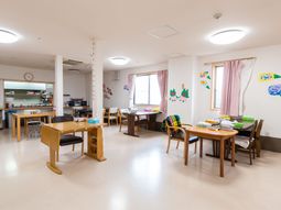 広々とした明るい食堂