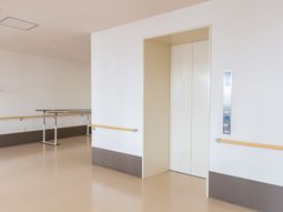 明るい空間のエレベーター