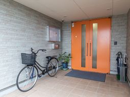 オレンジ色のエントランス