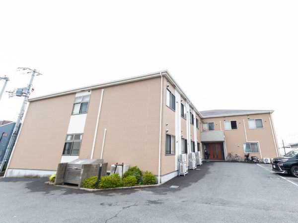 茶色い外壁の建物前景