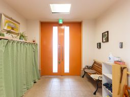 明るい色の出口ドア