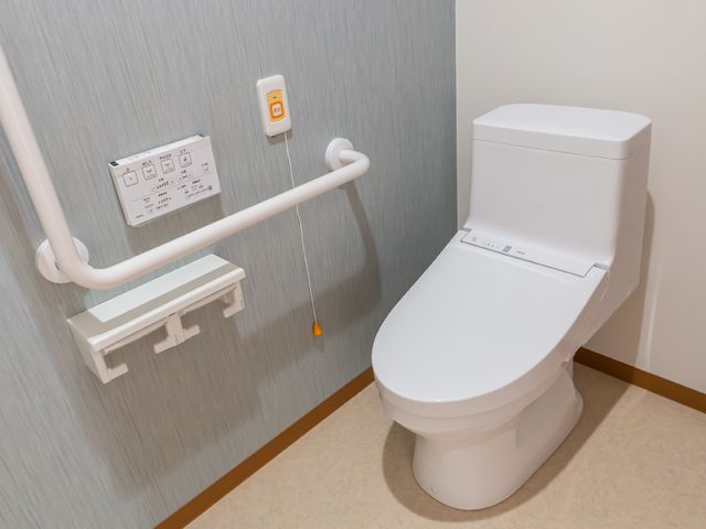 バリアフリートイレ設備 トイレ 手すり付きで安全性を考慮した清潔なトイレです。使いやすい配慮が施され、安心してご利用いただけます。