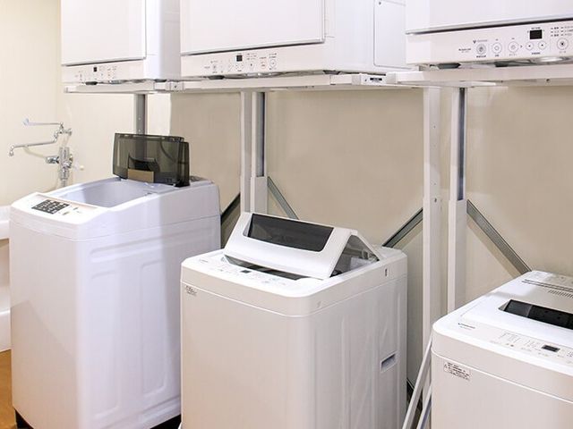 洗濯機と洗面台の設備 洗濯室 清潔感のある洗濯スペースです。いつでも利用できる便利な設備が整っており、快適な生活を支えます。