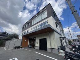 現代的デザインの建物エントランス