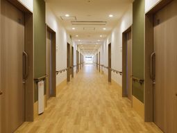 広々とした明るい廊下