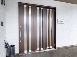 エレベーターのドアと掲示物