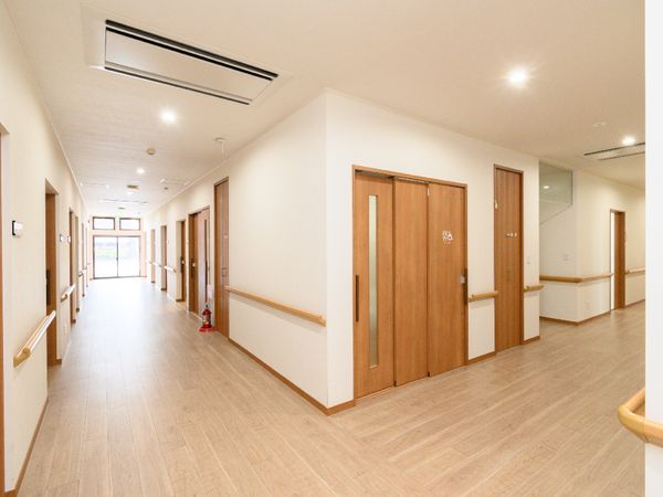 明るく広々とした廊下