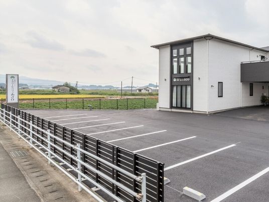 白壁の建物と駐車場
